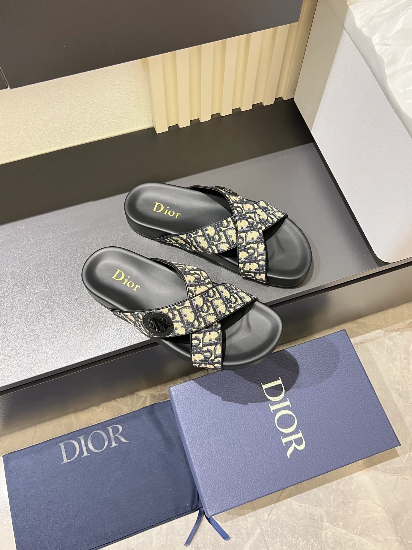 Men's men's shoes 💰p300 Size 38-45 Dior Dior's latest H-Town series Oblique thick sole slippers sandals Original purchase development and production This Dior H-Town sandals pay tribute to the classic logo of sports style and highlight Dior's high-end spirit. Crafted from black rubber with a beige and black Oblique printed upper, it's accentuated with tonal calfskin details. The rubber sole incorporates a variety of elements and is embellished with the Dior logo for a refined, futuristic look. Can be worn with shorts or jeans. Comes with exquisite packaging at the counter 🛍📦 ▪️ Fabric: Original customized imported Oblique embroidery ▪️ Lining: Imported soft sheepskin ▪️ Sole: Original molded ultra-light foam material ▪️ Bottom thickness: 4CM